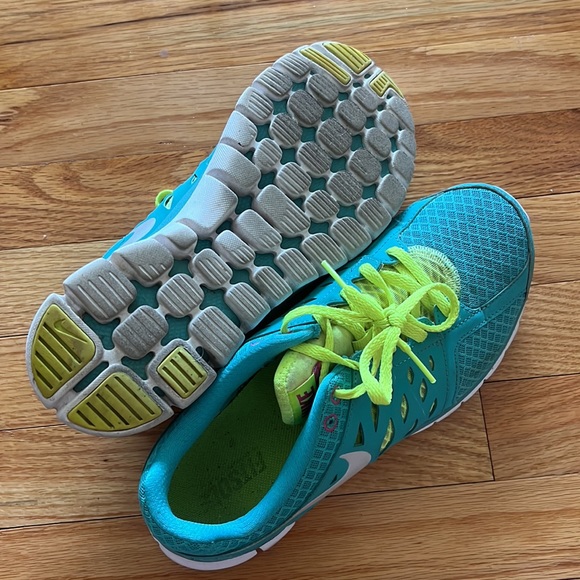 Women’s Nike Sneakers - Picture 4 of 4